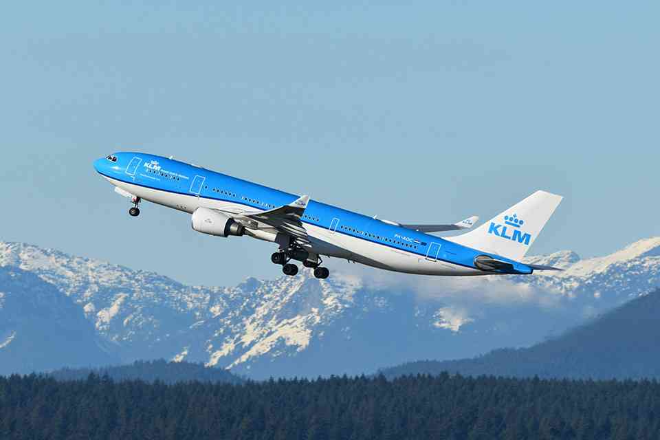 Volar al Reino Unido con KLM: Cómo afecta a los viajeros la nueva hora prevista de llegada featured image